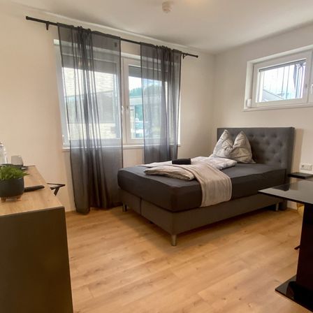 Bild enthält, Indoors, Interior Design, Floor, Wood, Hardwood, Flooring, Home Decor, Building, Bed, Furniture