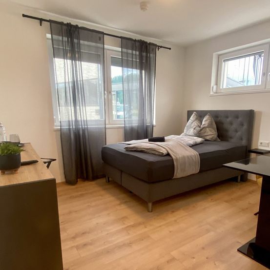 Bild enthält, Indoors, Interior Design, Floor, Wood, Hardwood, Flooring, Home Decor, Building, Bed, Furniture