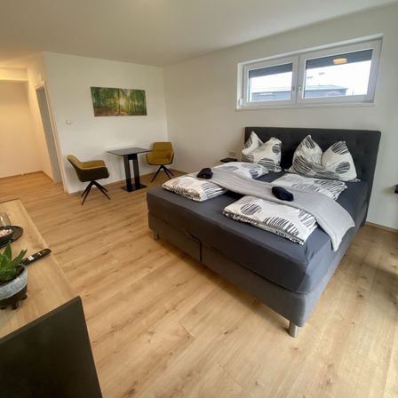 Bild enthält, Indoors, Interior Design, Floor, Flooring, Hardwood, Wood, Chair, Furniture, Home Decor, Bed