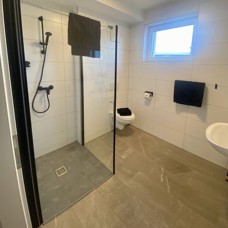 Bild enthält, Indoors, Floor, Sink, Architecture, Building, Bathroom, Room, Shower