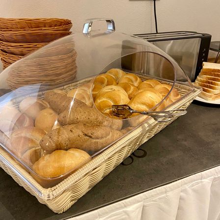 Bild enthält, Shop, Bread, Food, Bakery, Appliance, Device, Electrical Device, Microwave, Oven