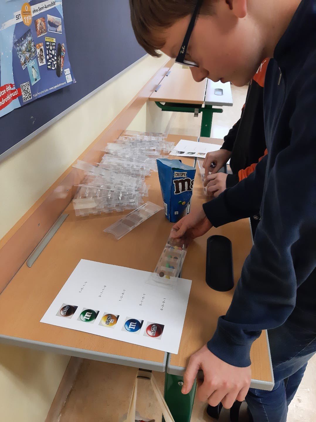 Bild enthält, Text, Head, Person, Face, Electronics, Mobile Phone, Phone