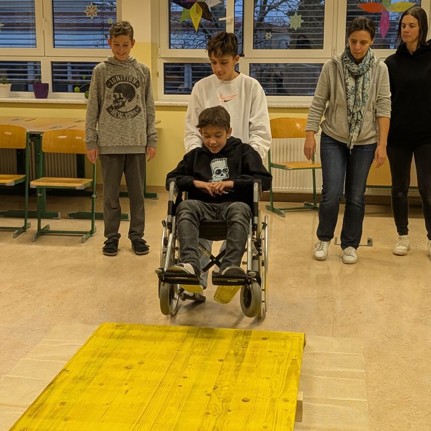 Bild enthält, Floor, Flooring, Wood, Plywood, Furniture, Pants, Jeans, Person, Adult, Woman