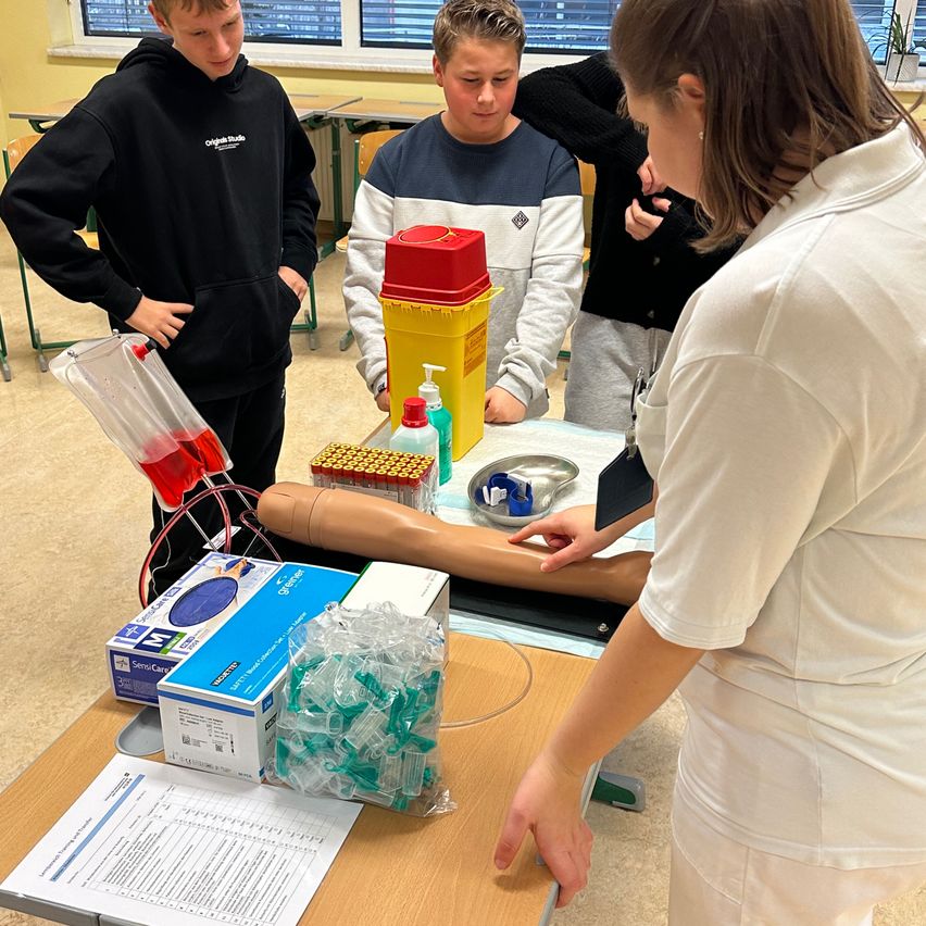 Bild enthält, Adult, Female, Person, Woman, Boy, Male, Teen, Laboratory, Child, Table