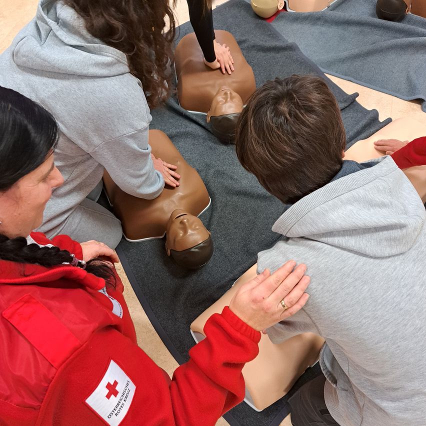 Bild enthält, Patient, Person, Therapy, Boy, Child, Male, Adult, Female, Woman, Face
