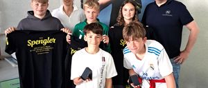 Bild enthält, Shorts, T-Shirt, People, Person, Shoe, Groupshot, Glasses, Hat, Boy, Male