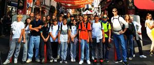 Bild enthält, Urban, Boy, Male, Person, Teen, Adult, Man, City, Building, Jeans