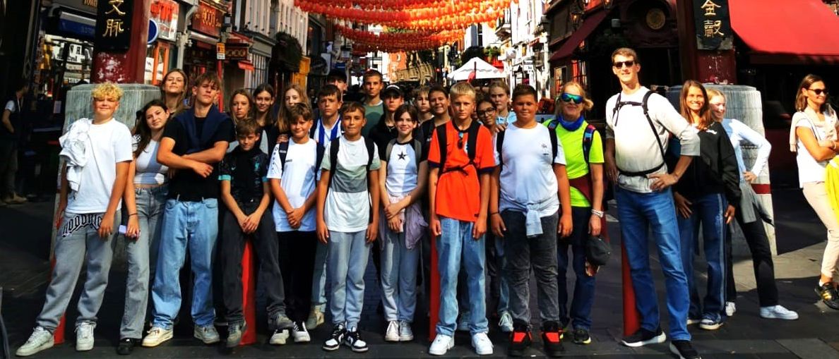 Bild enthält, Urban, Boy, Male, Person, Teen, Adult, Man, City, Building, Jeans