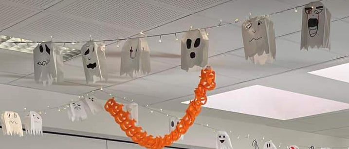 Bild enthält, People, Person, College, Adult, Female, Woman, Boy, Child, Male, School