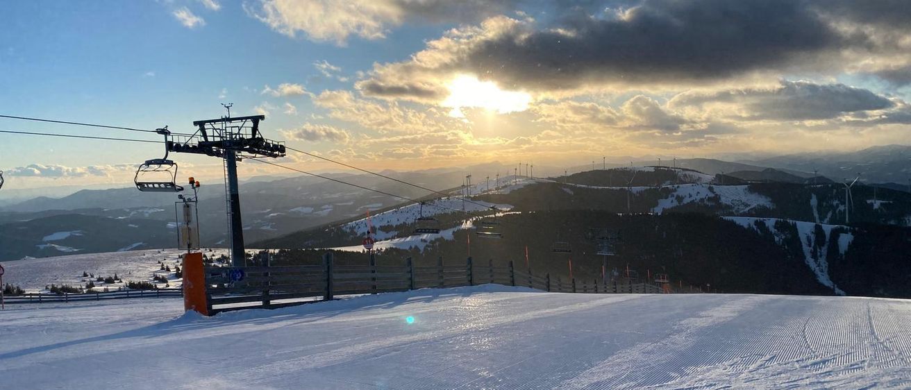 Bild enthält, Nature, Outdoors, Snow, Windmill, Transportation, Vehicle, Ski Lift