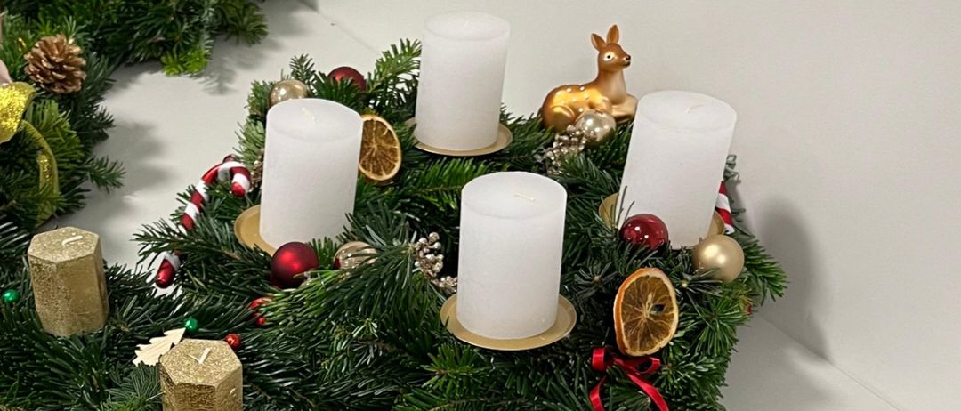 Bild enthält, Christmas, Christmas Decorations, Festival, Candle, Flower, Plant, Rose, Christmas Tree