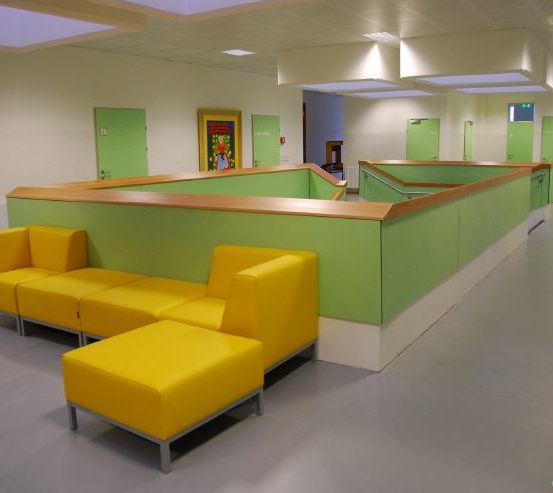 Bild enthält, Furniture, Table, Reception, Indoors, Waiting Room, Chair, Clinic, Flooring, Couch