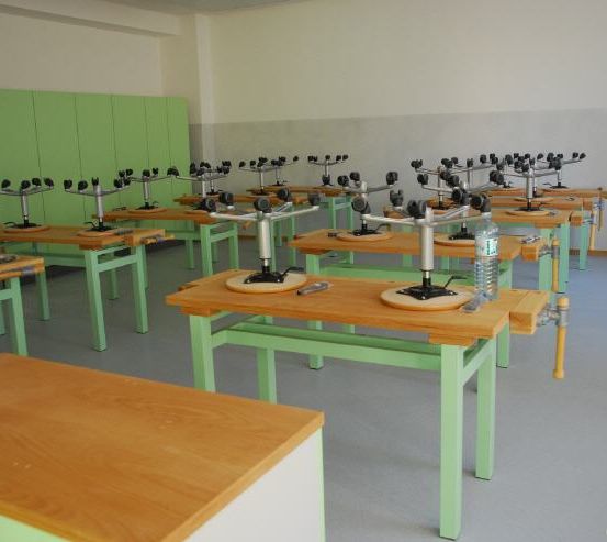 Bild enthält, Furniture, Table, Wood, Desk, Factory, Plywood, Remote Control, Manufacturing, Candle