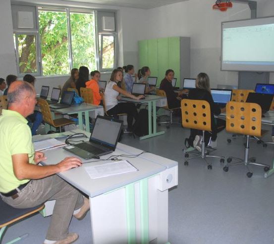 Bild enthält, School, Adult, Male, Man, Person, Chair, People, Shoe, Female, Woman