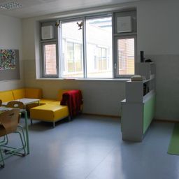 Bild enthält, Home Decor, Rug, Furniture, Indoors, Living Room, Chair, Table, Flooring, Couch, Classroom