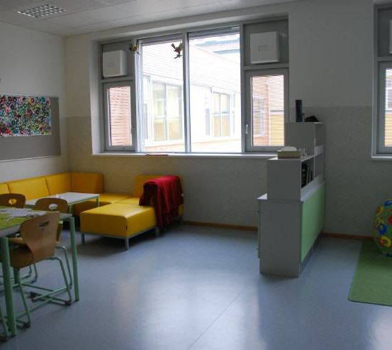 Bild enthält, Home Decor, Rug, Furniture, Indoors, Living Room, Chair, Table, Flooring, Couch, Classroom