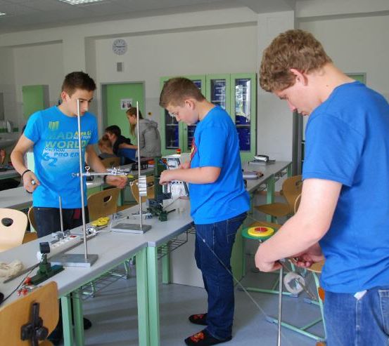 Bild enthält, Lab, Table, Adult, Male, Man, Person, Factory, Desk, Hospital, Teen