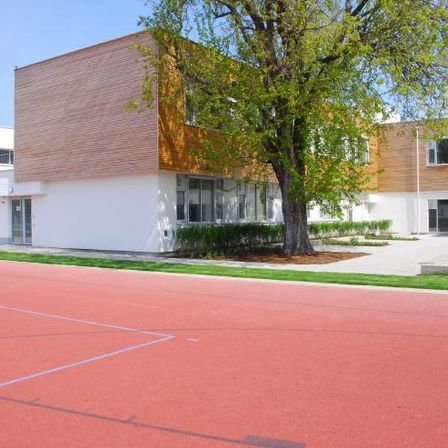 Bild enthält, City, Office Building, Neighborhood, Grass, Villa, Street, Urban, School, Condo, Campus