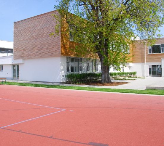 Bild enthält, City, Office Building, Neighborhood, Grass, Villa, Street, Urban, School, Condo, Campus