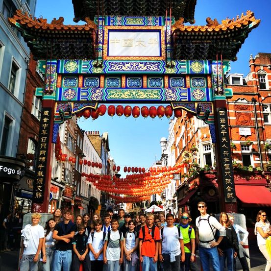 Bild enthält, Urban, Boy, Male, Person, Teen, Adult, Man, City, Building, Jeans