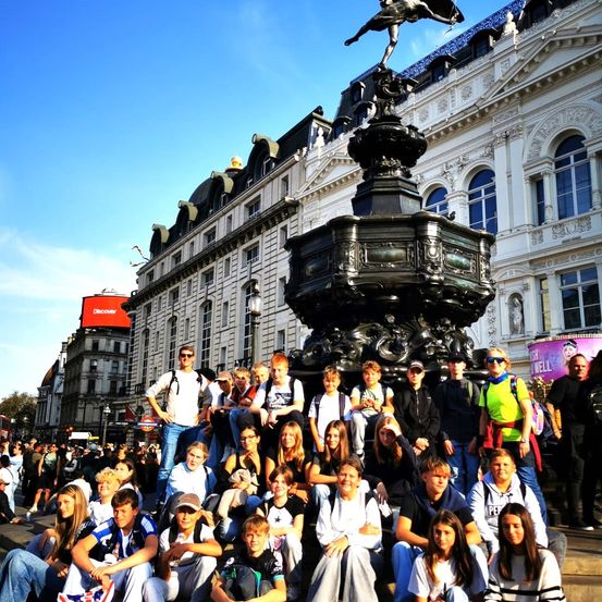 Bild enthält, People, Person, City, Metropolis, Urban, Female, Girl, Teen, Child, Boy