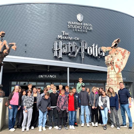 Bild enthält, Pants, Zoo, People, Person, Jeans, Adult, Male, Man, College, Coat