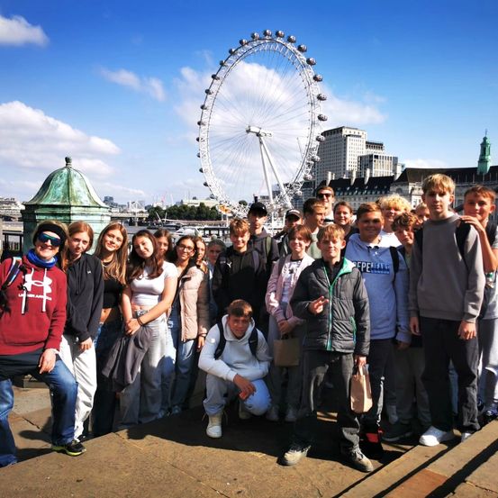 Bild enthält, People, Person, Photography, Portrait, Pants, Urban, City, Jacket, Jeans, Teen