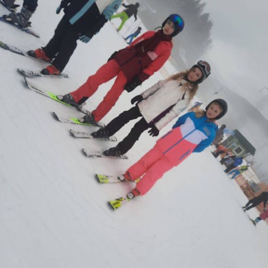 Bild enthält, Nature, Outdoors, Person, Glove, Shoe, Helmet, Snow, Skiing, Piste, Head