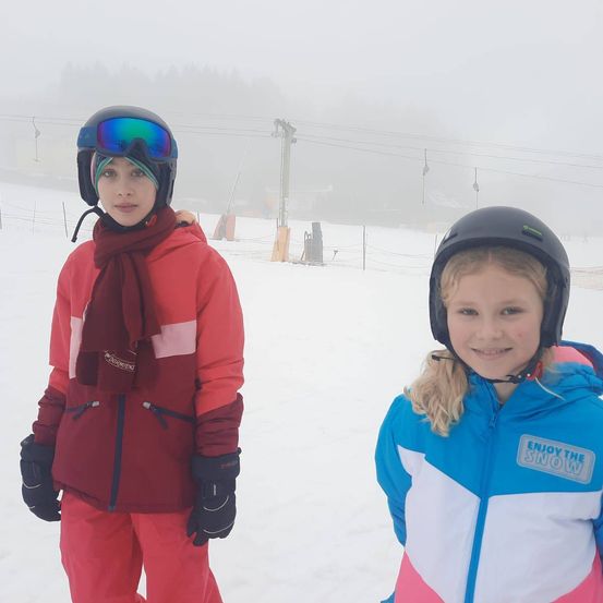Bild enthält, Coat, Jacket, Helmet, Person, Photography, Portrait, Nature, Outdoors, Hardhat, Glove