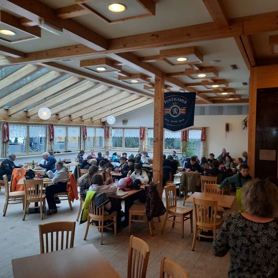 Bild enthält, Cafeteria, Indoors, Restaurant, People, Person, Urban, Chair, Furniture, Building, Lounge