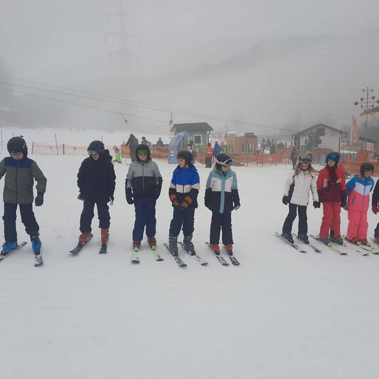 Bild enthält, Nature, Outdoors, Glove, Boy, Child, Male, Person, Snow, Shoe, Skiing
