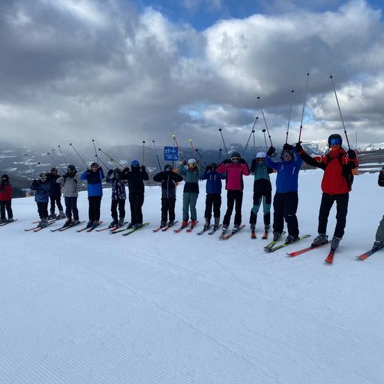 Bild enthält, Nature, Outdoors, Snow, Person, Skiing, Boy, Child, Male, Shoe, Glove