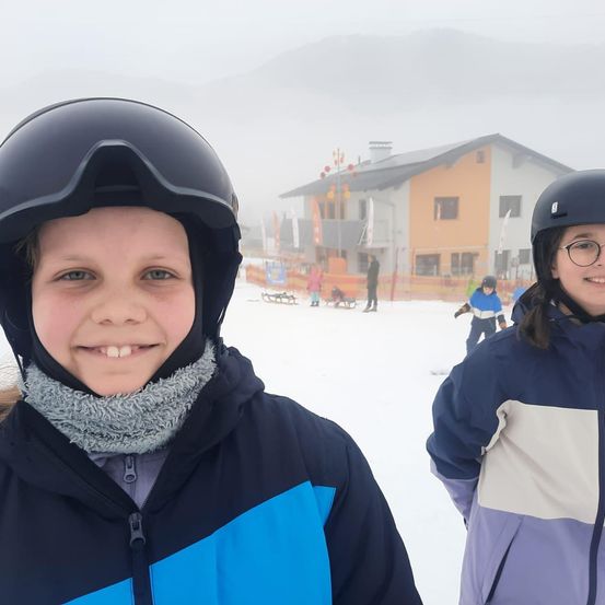 Bild enthält, Helmet, Adult, Female, Person, Woman, Nature, Outdoors, Coat, Ice Skating Dancing, Shelter