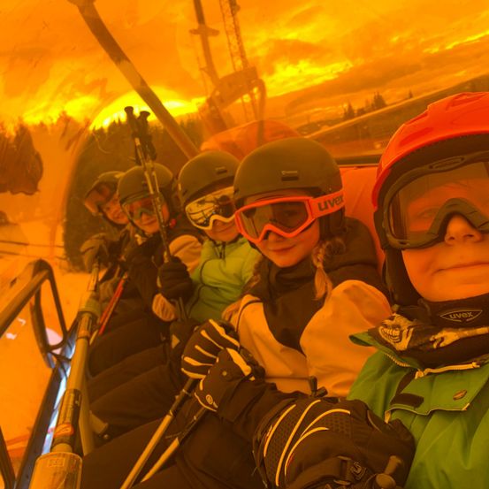 Bild enthält, Helmet, Hardhat, Adult, Male, Man, Person, Baby, Face, Crash Helmet, Outdoors