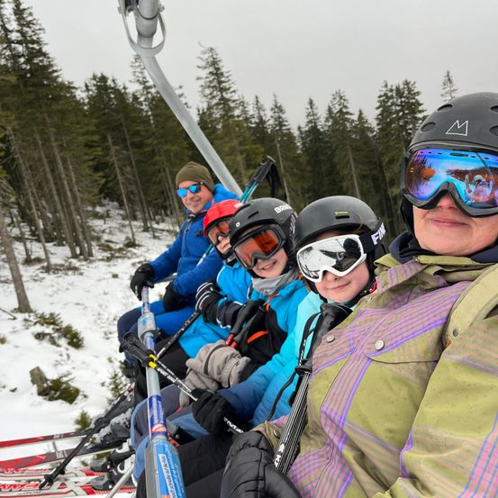 Bild enthält, Helmet, Person, Portrait, Hardhat, Coat, Jacket, Outdoors, Nature, Adult, Man
