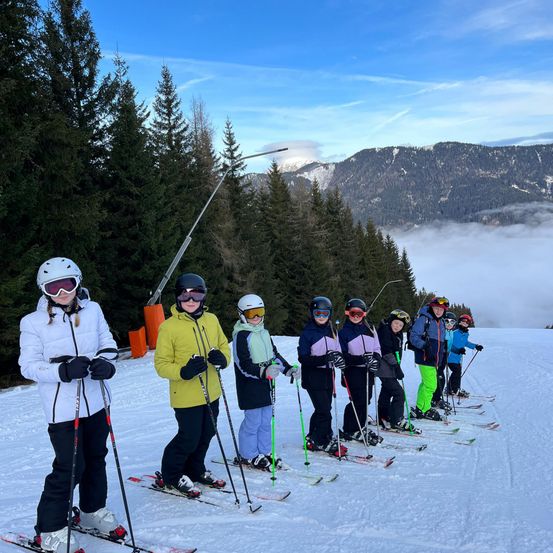 Bild enthält, Nature, Outdoors, Person, Snow, Skiing, Sport, Helmet, Clothing, Coat, Shoe