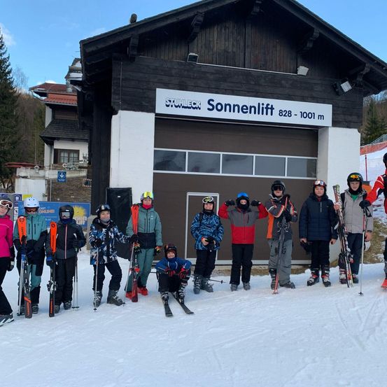 Bild enthält, Outdoors, Nature, Person, Glove, Snow, Shoe, Ice Hockey Stick, Skiing, Coat, Helmet