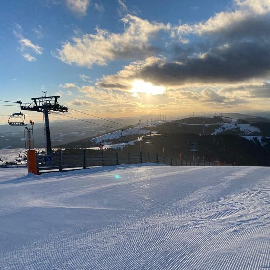 Bild enthält, Nature, Outdoors, Snow, Windmill, Transportation, Vehicle, Ski Lift