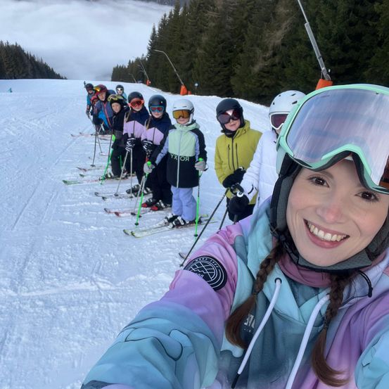 Bild enthält, Nature, Outdoors, Coat, Jacket, Helmet, Person, Boy, Child, Male, Face