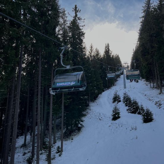 Bild enthält, Nature, Outdoors, Snow, Plant, Tree, Transportation, Vehicle, Fir, Ski Lift, Car