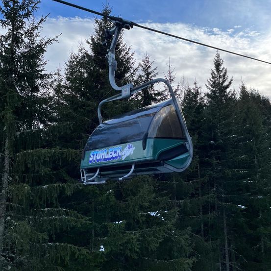 Bild enthält, Nature, Outdoors, Snow, Transportation, Vehicle, Ski Lift, Car