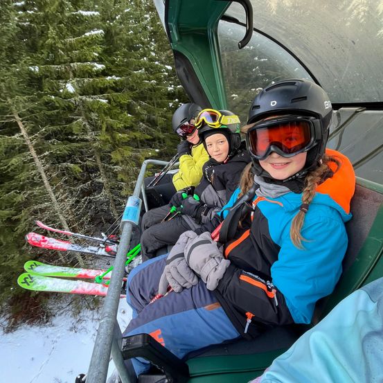 Bild enthält, Helmet, Hardhat, Outdoors, Person, Nature, Glove, Face, Portrait, Coat, Snow