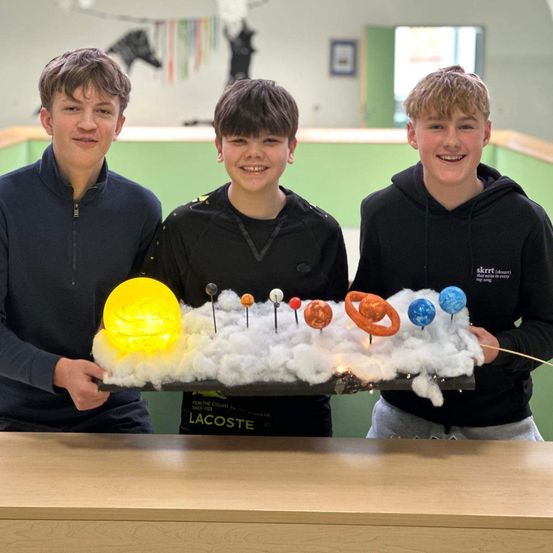 Bild enthält, Table, People, Person, Adult, Male, Man, Boy, Child, Indoors, Face