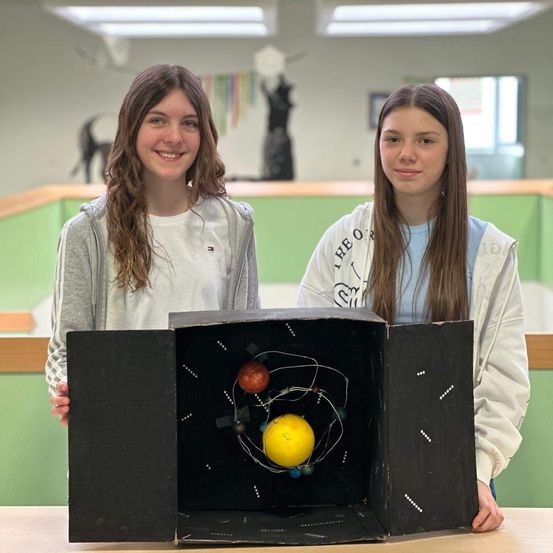 Bild enthält, Person, Student, Female, Girl, Teen, People, Face, Head, Smile, Sphere