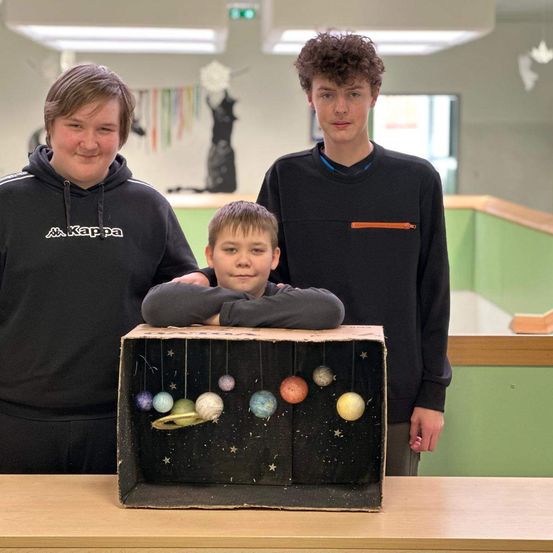 Bild enthält, People, Person, Boy, Child, Male, Teen, Face, Head, Indoors