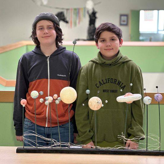 Bild enthält, Sphere, People, Person, Adult, Female, Woman, Student, Knitwear, Sweater, Face