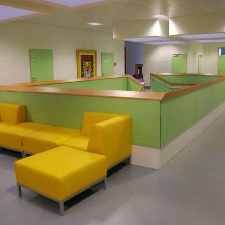 Bild enthält, Furniture, Table, Indoors, Reception, Chair, Clinic, Foyer, Waiting Room, Monitor