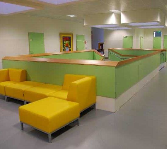 Bild enthält, Furniture, Table, Indoors, Reception, Chair, Clinic, Foyer, Waiting Room, Monitor