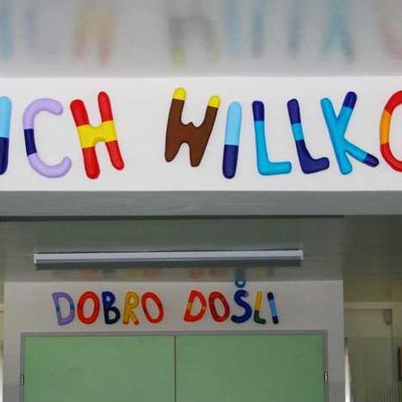 Bild enthält, Building, Text, Symbol, Sign, Indoors, Hospital