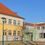 Mittelschule Siegendorf-Logo. Bild enthält, Neighborhood, City, Building, Condo, Housing, Street, Urban, Villa, School, Campus